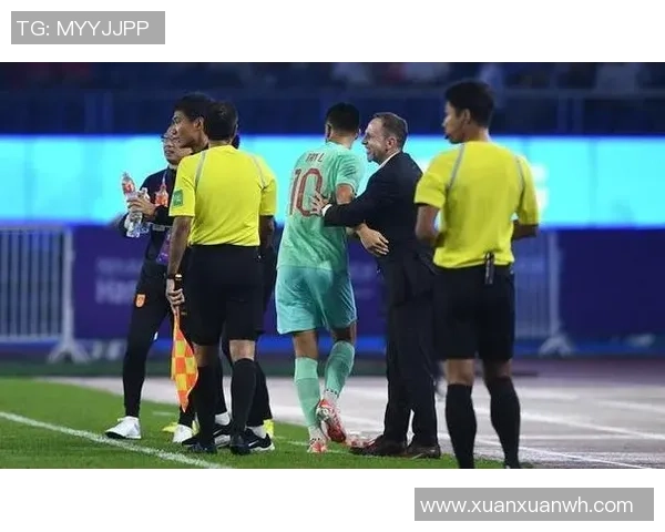 哪位足球明星近日抵达中国引发球迷热议与关注